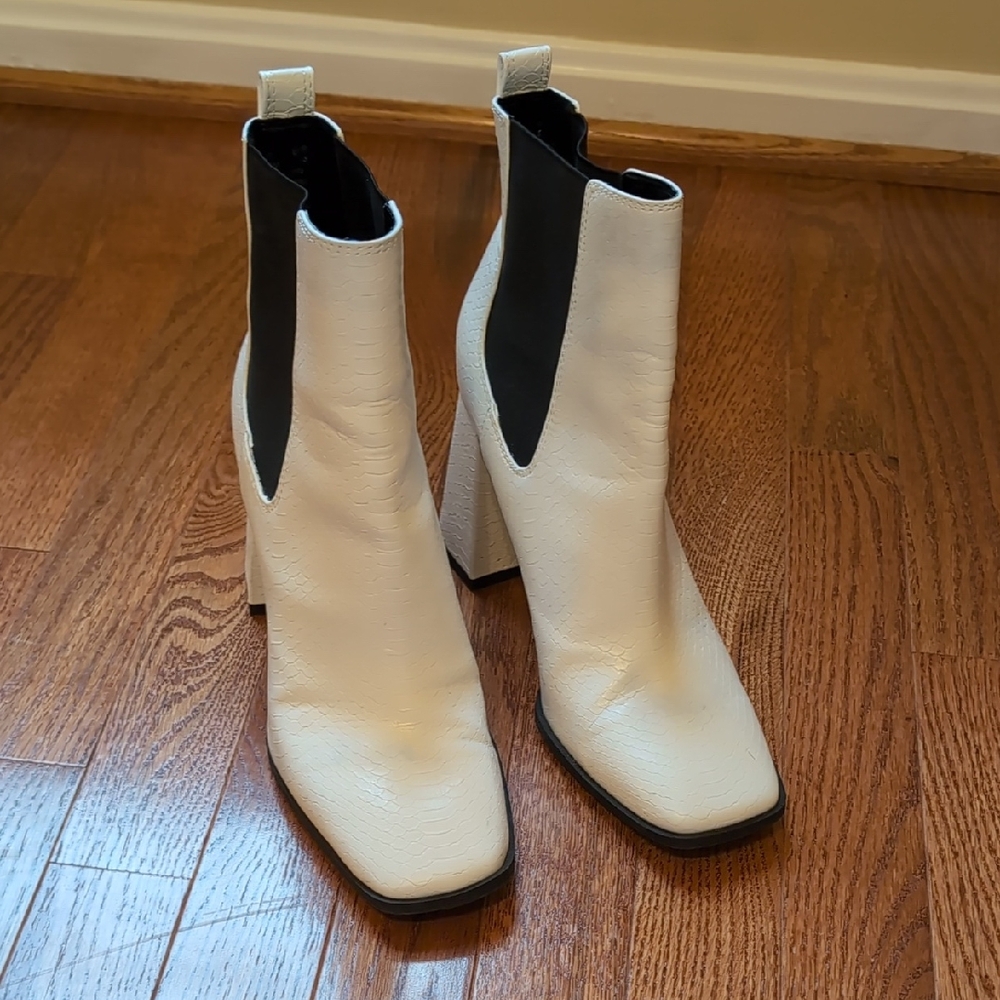 Circus by‎ Sam Edelman White and Black Heeled Chelsea Boots